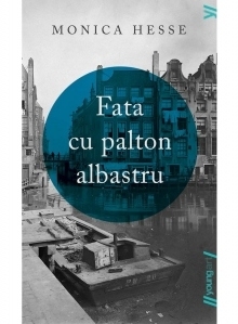 Fata cu palton albastru