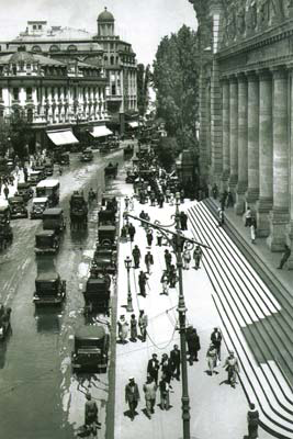 Vechiul Bucuresti: Calea Victoriei animata, in dreptul Palatului Postelor, 1943 (Poster)